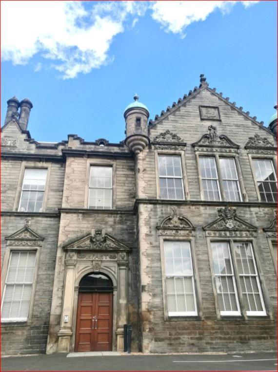 Central Mezzanine Apartment In Historic School エディンバラ エクステリア 写真